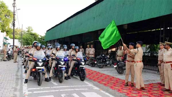 मोटरसाइकिल टीम को एसएसपी और एसपी ट्रैफिक ने हरी झंडी दिखाकर किया रवाना