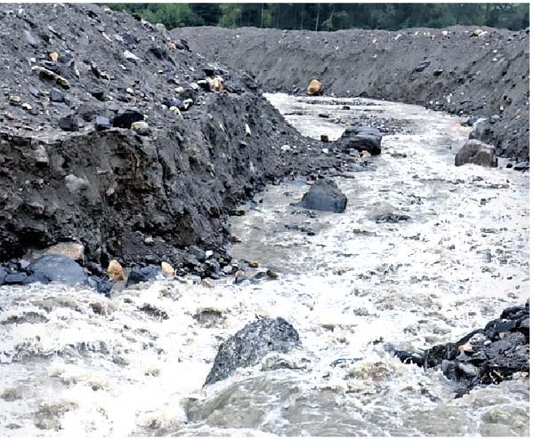हल्की वर्षा के बाद खीर गंगा का जलस्तर बढ़ा