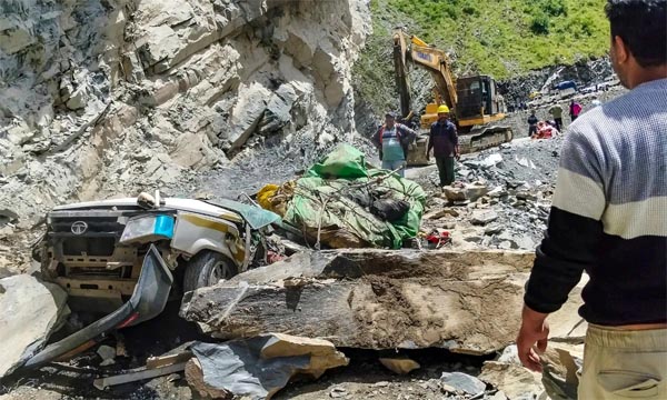 चलती कार पर चट्टानें गिरी, 13 की मौत; 2 लोग घायल