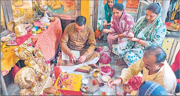 गुप्त नवरात्रि के छठे दिन माता बगलामुखी मंदिर से निकाली भव्य शोभायात्रा