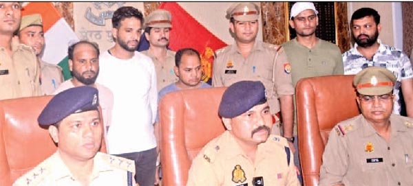 बेसमेंट में मिली अवैध हथियार फैक्टरी, तीन गिरफ्तार; सोशल मीडिया पर हथियारों की तस्वीर भेजकर करते हैं सौदा तय