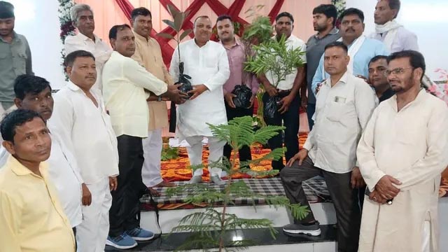 प्रकृति संरक्षण का अनोखा संदेश: दहेज की जगह वधु पक्ष ने भेंट किए चांदी का एक सिक्का और 121 पौधे