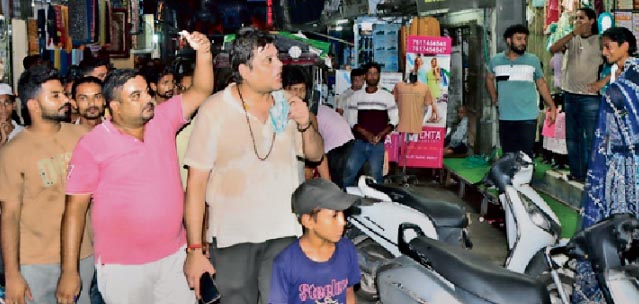 सड़क निर्माण पूरा न होने से वैली बाजार के व्यापारियों में आक्रोश, धरने पर बैठे
