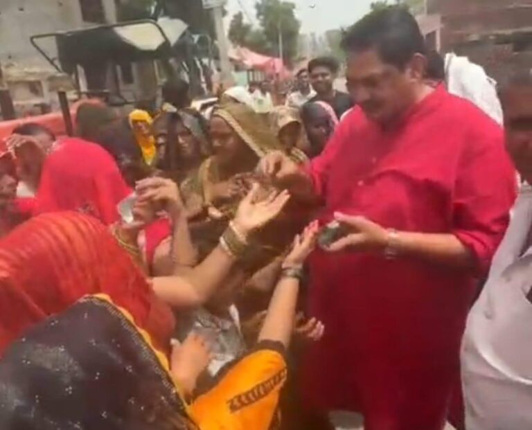पूर्व विधायक का वीडियो वायरल, खेत से चौराहे तक बांटे रुपये