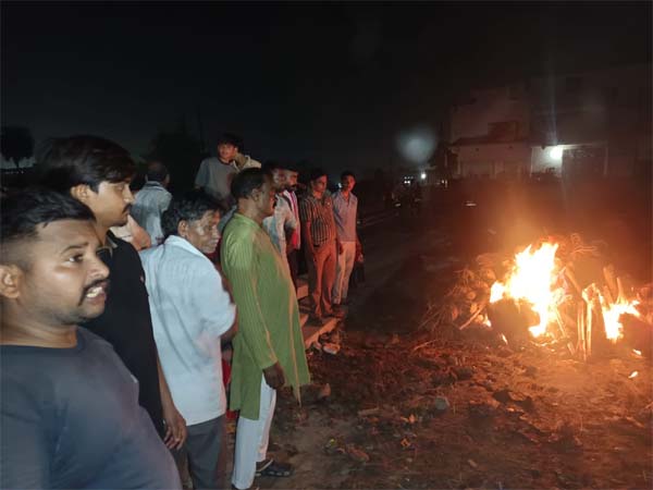 श्मशान भूमि पर अंतिम संस्कार से रोका, लोगों में रोष, सड़क पर अंतिम संस्कार