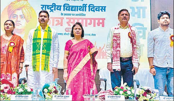 नैतिक मूल्यों एवं राष्ट्रहित के प्रति समर्पित रहने का दिया संदेश
