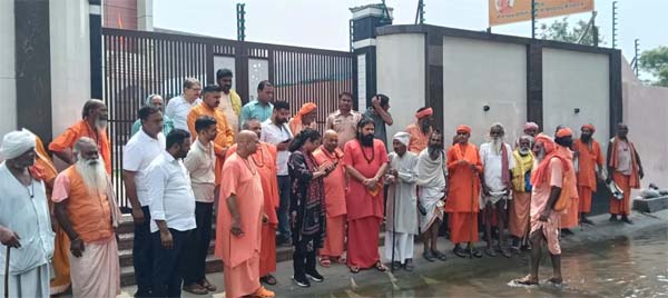 शुकतीर्थ में जलभराव की समस्या से परेशान साधु-संतों ने प्रदर्शन किया