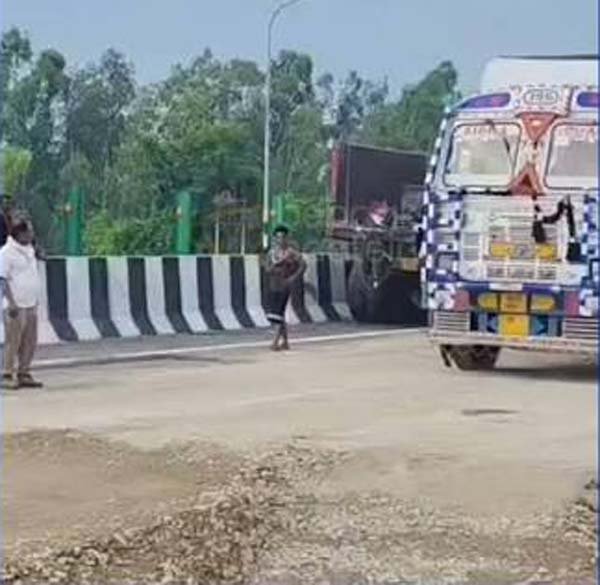 कानपुर-लखनऊ एक्सप्रेसवे की सड़क और सात जगह बैठी
