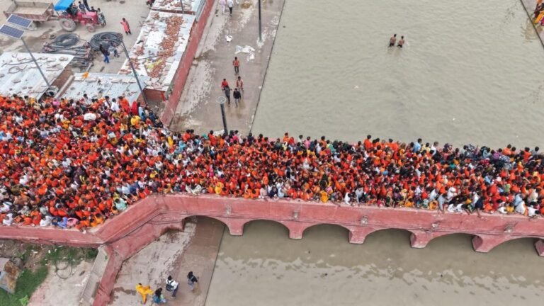 भोले की भक्ति में डूबी रामनगरी अयोध्या, तीन लाख श्रद्धालुओं ने किया जलाभिषेक
