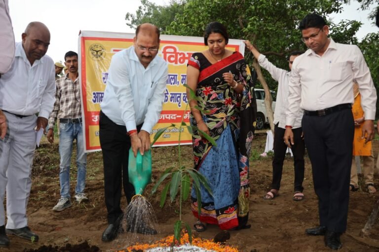 जिलाधिकारी ने किया राजकीय औद्यानिक प्रक्षेत्र मछरी पर संचालित हाईटैक नर्सरी का निरीक्षण
