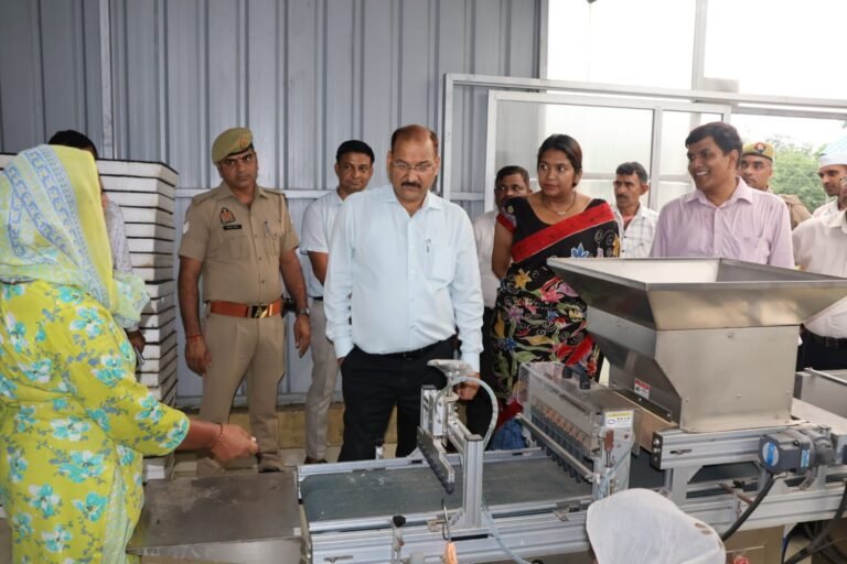 खरखौदा विकास खंड के आंगनबाडी केन्द्रों का अन्य ब्लॉक के बाल विकास परियोजना अधिकारियों द्वारा किया औचक निरीक्षण