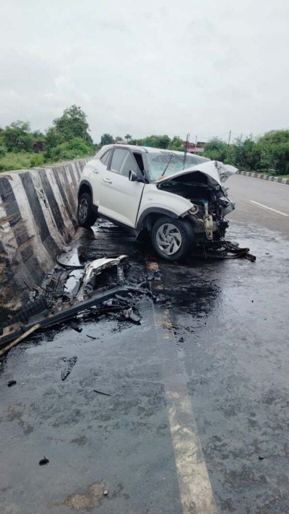 कार के डिवाइडर से टकराने से अतीक अहमद के सबसे छोटे बेटे अबान अहमद की हादसे में मौत