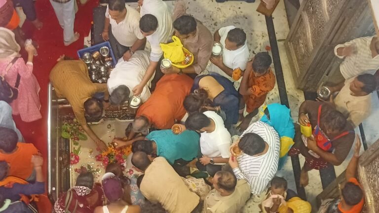औघड़नाथ मंदिर में सावन के दूसरे सोमवार को उमड़ी शिवभक्तों की भीड़