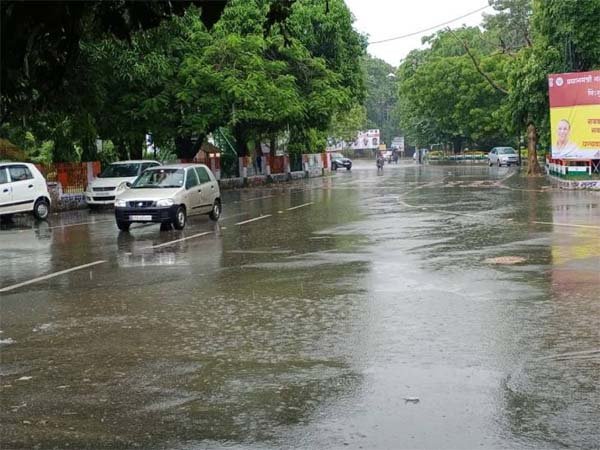 आधी रात से शुरू हुआ बारिश का सिलसिला जारी