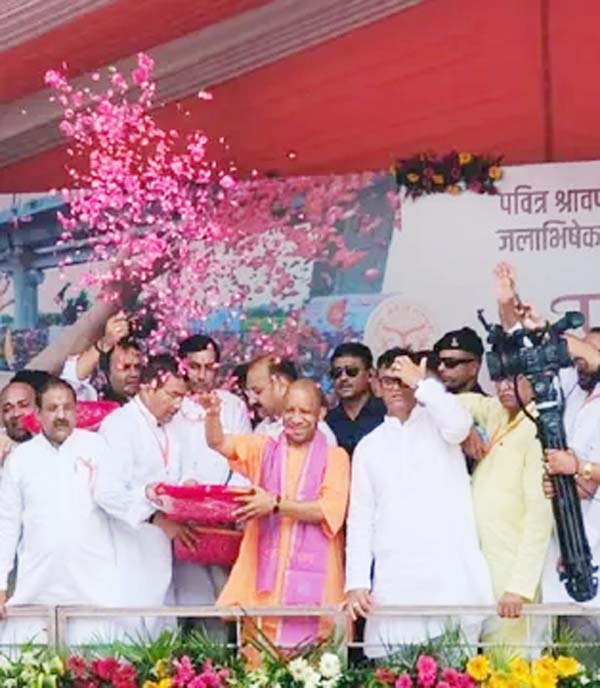 सीएम योगी ने कांवड़ियों पर की पुष्प वर्षा, हर हर महादेव के जयकारों से गूंजा माहौल