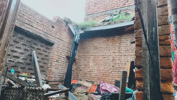 बारिश से भरभरा कर गिरी मकान की छत, मलबे में दबकर वृद्धा की मौत, दो घायल