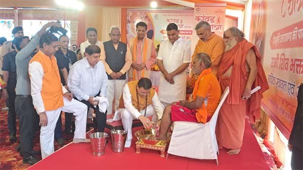 सीएम धामी ने कांवड़ियों का चरण धोकर किया स्वागत, हेलीकॉप्टर से की पुष्पवर्षा