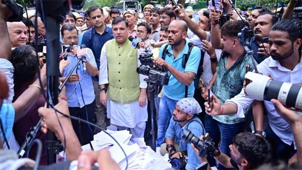 केजरीवाल ने पीएम आवास तक मार्च किया