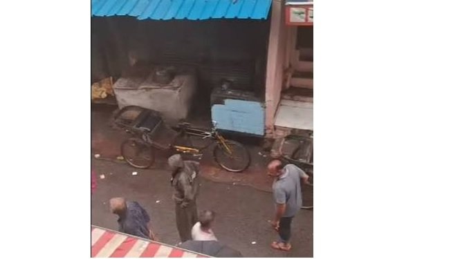 लिसाड़ीगेट में मकान की छत गिरने से महिला की मौत, बेटी और नातिन की हालत गंभीर; बारिश बनी कारण