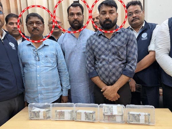 अवर अभियंता और सुपरवाइजर समेत तीन 7.50 लाख रिश्वत लेते गिरफ्तार, निर्माण पर कार्रवाई न करने के बदले मांगे थे 15 लाख रुपये