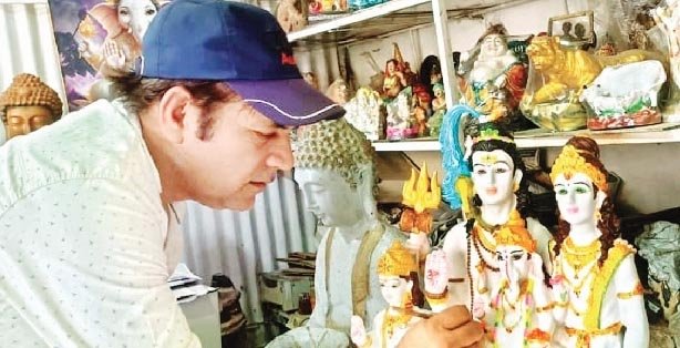 मंजूर अहमद बनाते हैं कांवड़ियों के लिए भगवान शिव की मूर्तियां
