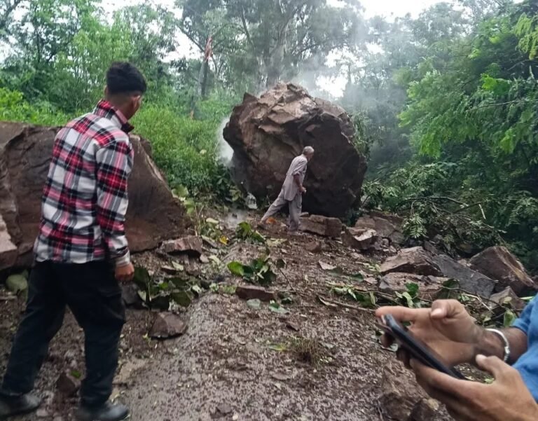 हिमाचल के सोलन में NH-205 पर भूस्खलन, कार पर गिरी चट्टान; एक की मौत और दो घायल