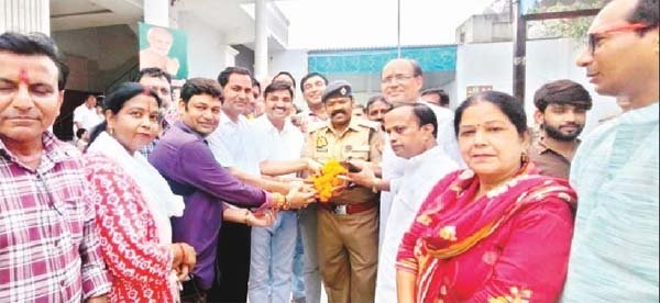 एसएसपी ने की पैदल गश्त, बच्चों ने बांधी राखी व्यापारियों व भाजपाइयों ने किया स्वागत